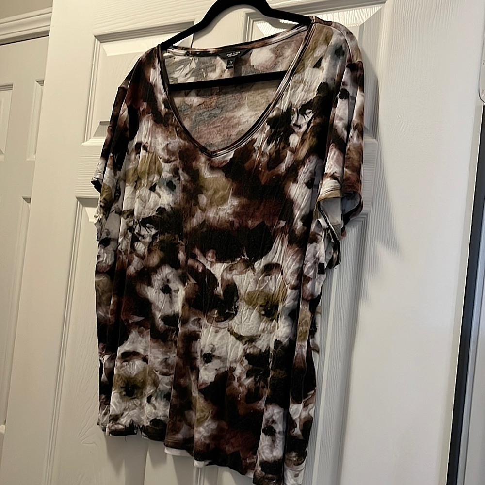 Simply Vera Vera Wang size 2X v-neck,short sleeve top.